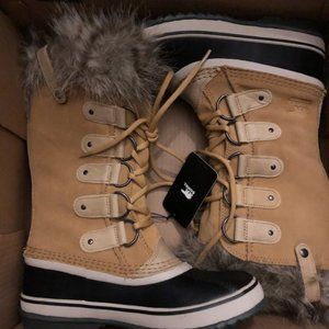 New With Tags Limited Edition J. Crew Sorel Joan of Arc Curry Stone Suede Size 8